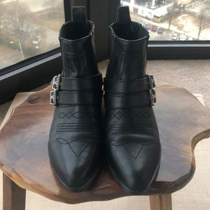 Guess Women’s Chelsea boot size 8M